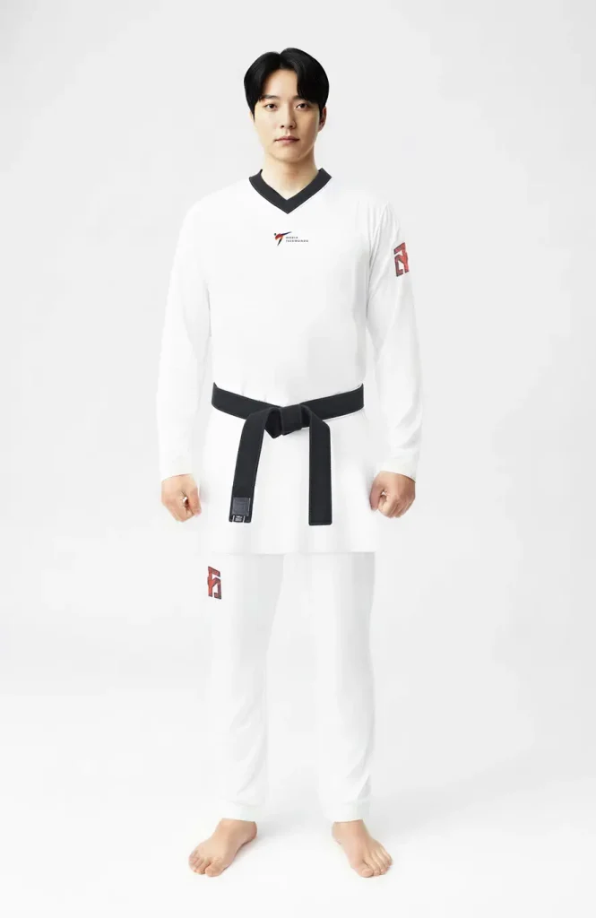 Inicio Dobok Mooto original homologado WT con etiqueta de autenticidad cosida y cuello en V simétrico · cómo distinguir un dobok original de una imitación · Mooto España distribuidor oficial Madrid