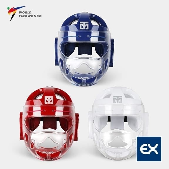 Tres cascos de Taekwondo marca Mooto con máscara protectora transparente en colores azul, rojo y blanco, homologados por World Taekwondo para competición.